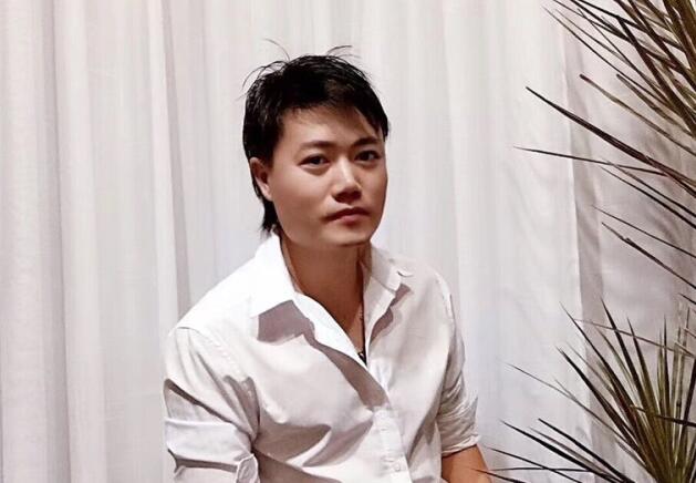 是真的很愛(ài)美發(fā)這行，才會(huì)投入大把時(shí)間和金錢(qián)