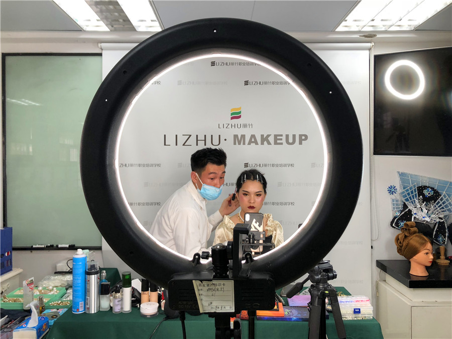 麗竹化妝課程抖音直播教學(xué)，大獲歡迎