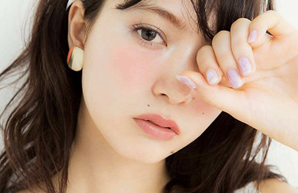 “剛睡醒妝”化妝教程，無辜又性感