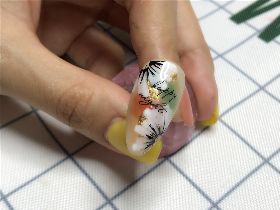 南寧美甲學(xué)校：指間開花，花開半夏