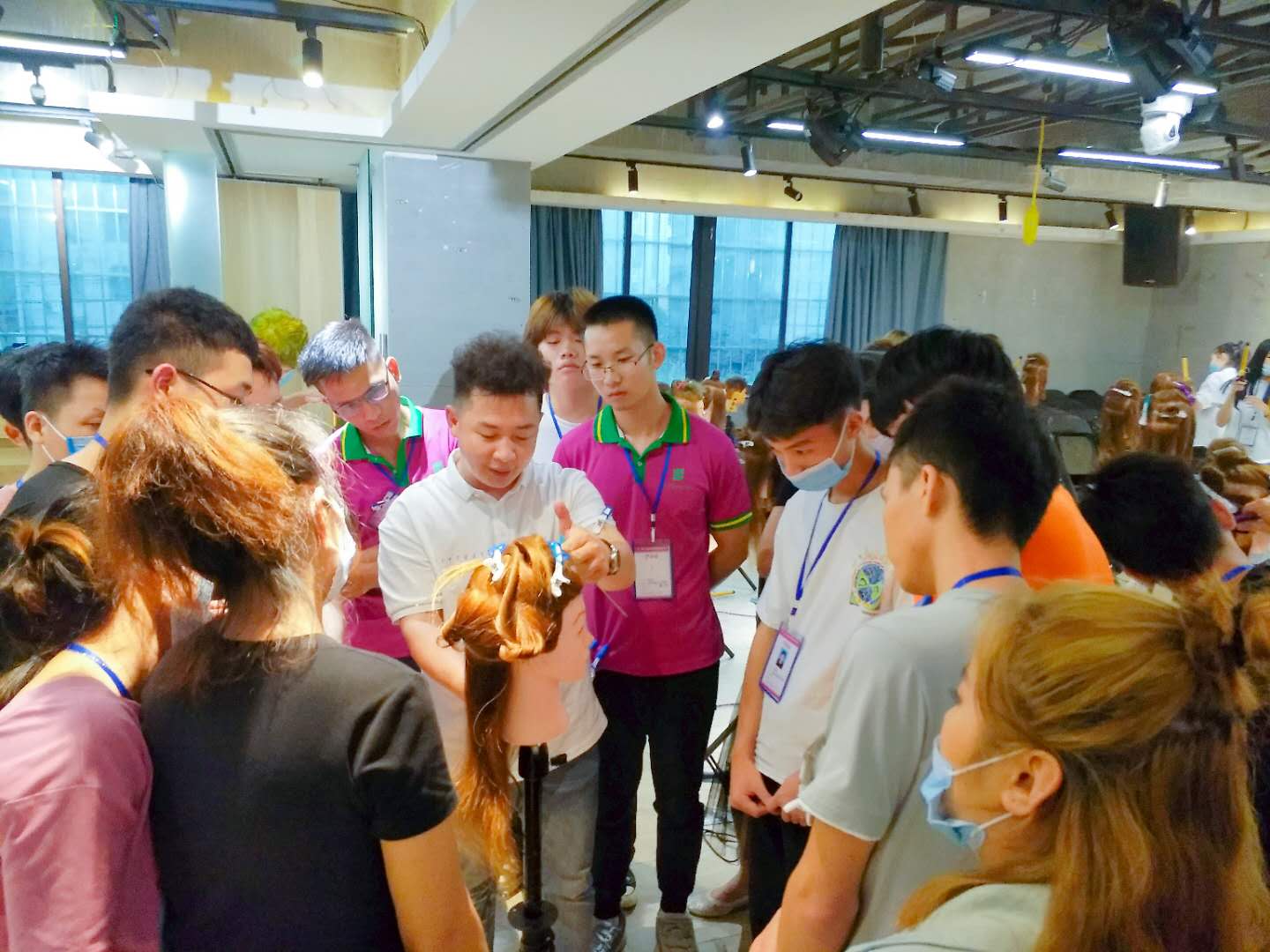 南寧美發(fā)學(xué)校：時尚電棒造型班開班，人氣爆棚