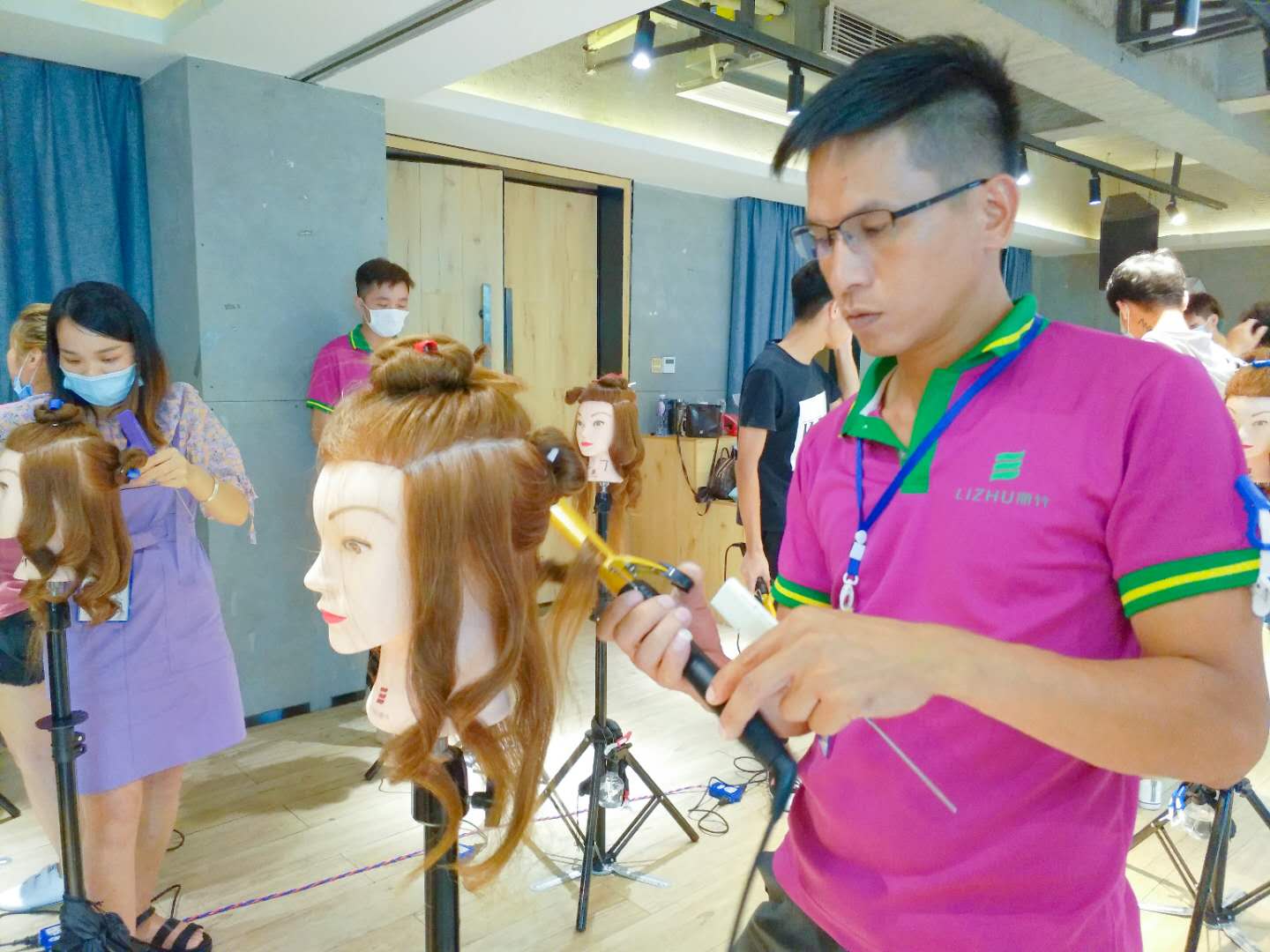 南寧美發(fā)學(xué)校：電棒造型？小菜一碟