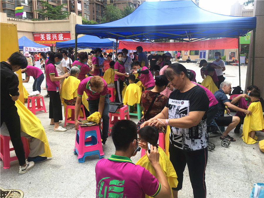 中共麗竹支部志愿者理發(fā)隊(duì)來啦