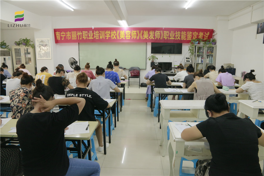 直擊《美容師》《美發(fā)師》等級(jí)考核現(xiàn)場(chǎng)