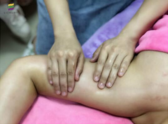 淋巴排毒的手法演練，南寧美容培訓(xùn)學(xué)校課堂實況