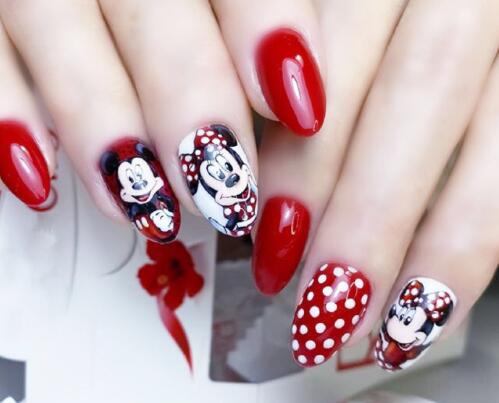 南寧美甲學(xué)校：指甲有劃痕怎么辦？