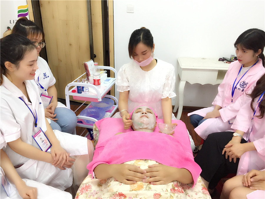 南寧美容學(xué)堂：敷膜，女人變美必修課程