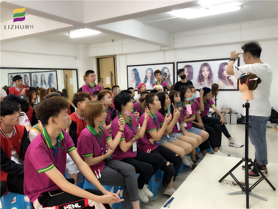 南寧美發(fā)課堂：今天學(xué)習(xí)剪劉海