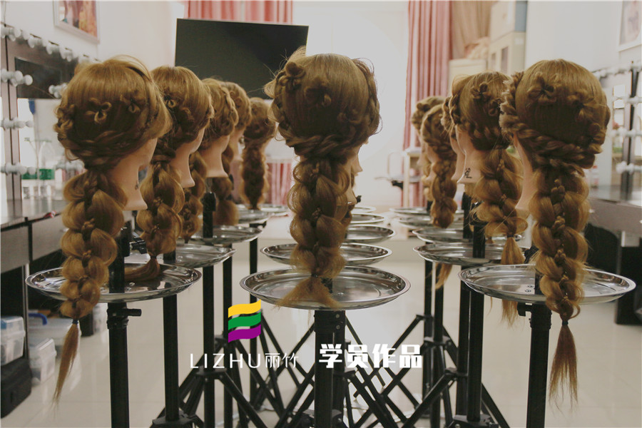 會編四葉草的化妝師運氣不會太差