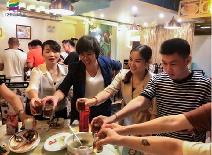 麗竹學(xué)校全體教職工，相親相愛一家人