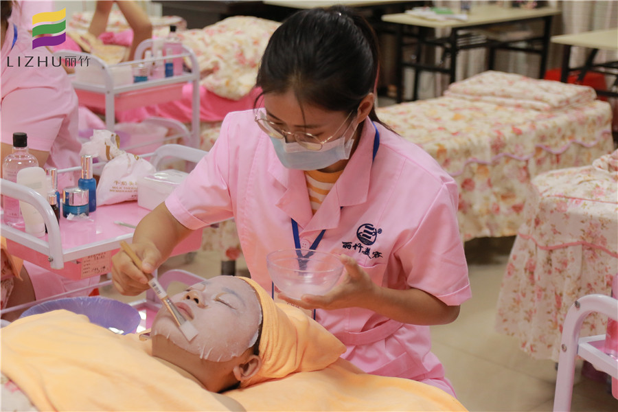 南寧美容學(xué)校：美容學(xué)員們的yi天