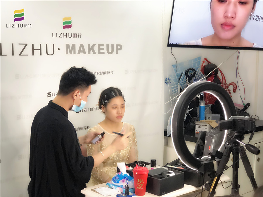 廣西彩妝學(xué)校：快看！畫真人了！