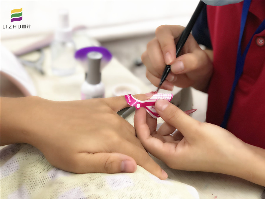 南寧美甲學(xué)校：美甲才露尖尖角