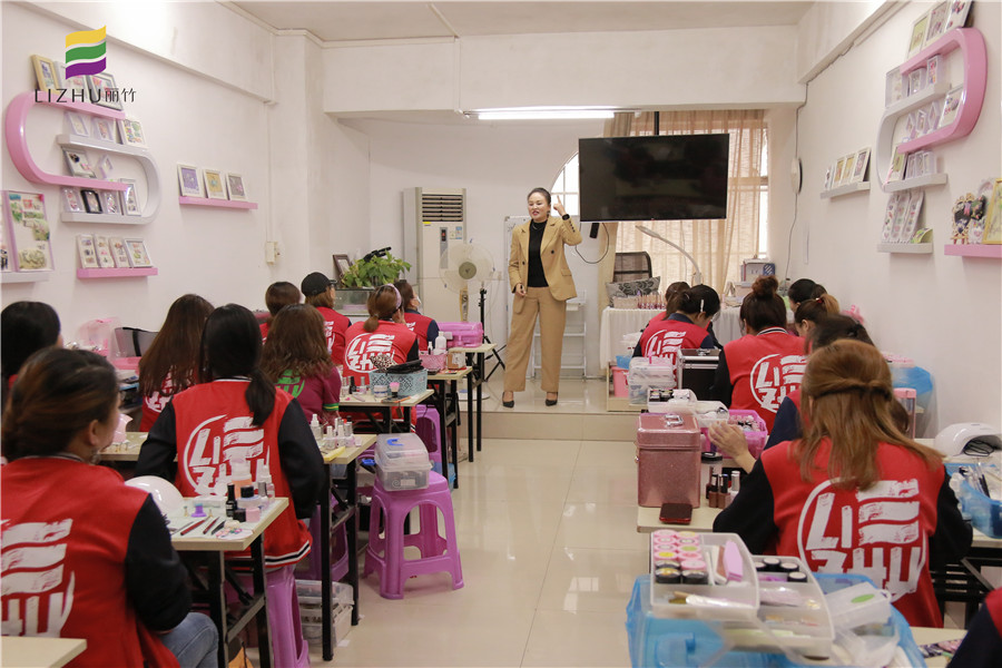 吶！麗竹學(xué)校美甲班的就業(yè)宣講來啦