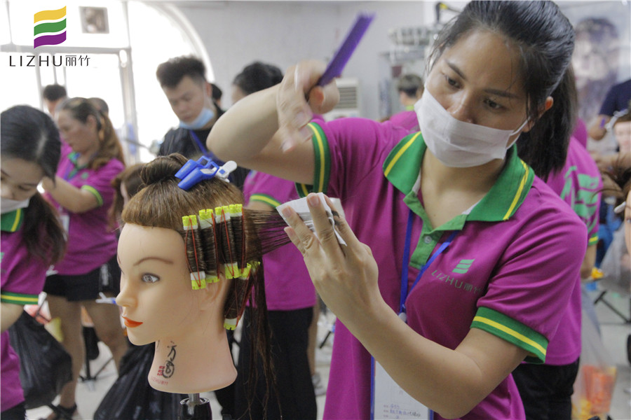 南寧美發(fā)學(xué)校：上發(fā)杠，你會了嗎