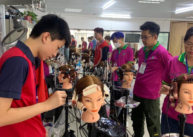 美發(fā)學(xué)?；ㄐ酰航K于可以上手熱燙