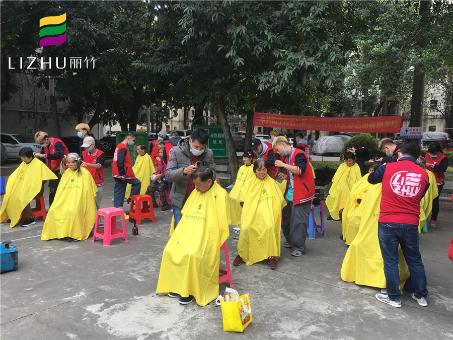 中共麗竹美發(fā)志愿者走入大板二區(qū)