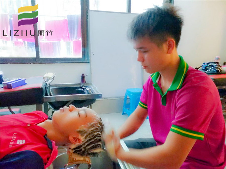 美發(fā)學(xué)員心得：老師，我們沒有忘