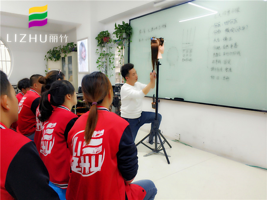 南寧美發(fā)培訓：水平線修剪步驟