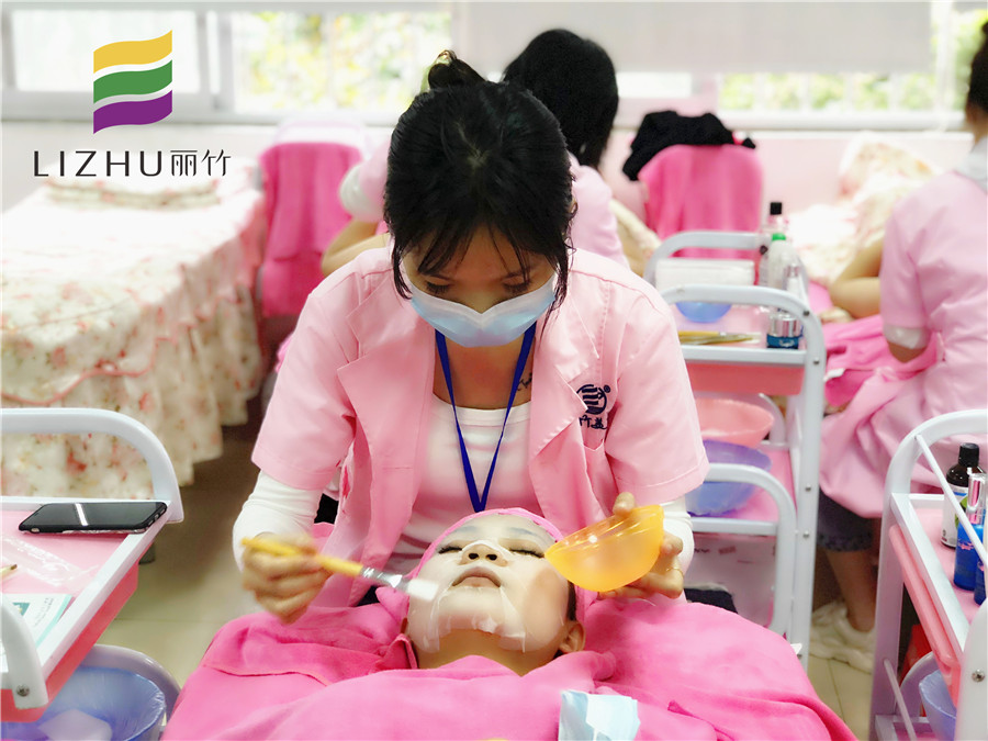 廣西美容培訓(xùn)：如何給皮膚補(bǔ)水