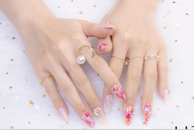 彩繪暈染美甲，南寧正規(guī)美甲培訓(xùn)學(xué)校作品