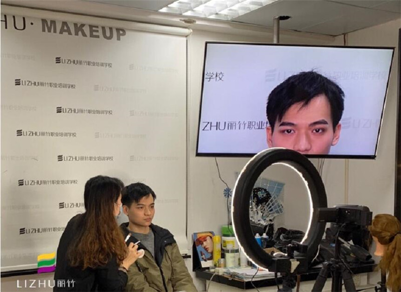 南寧化妝學校：男士化妝教程示范