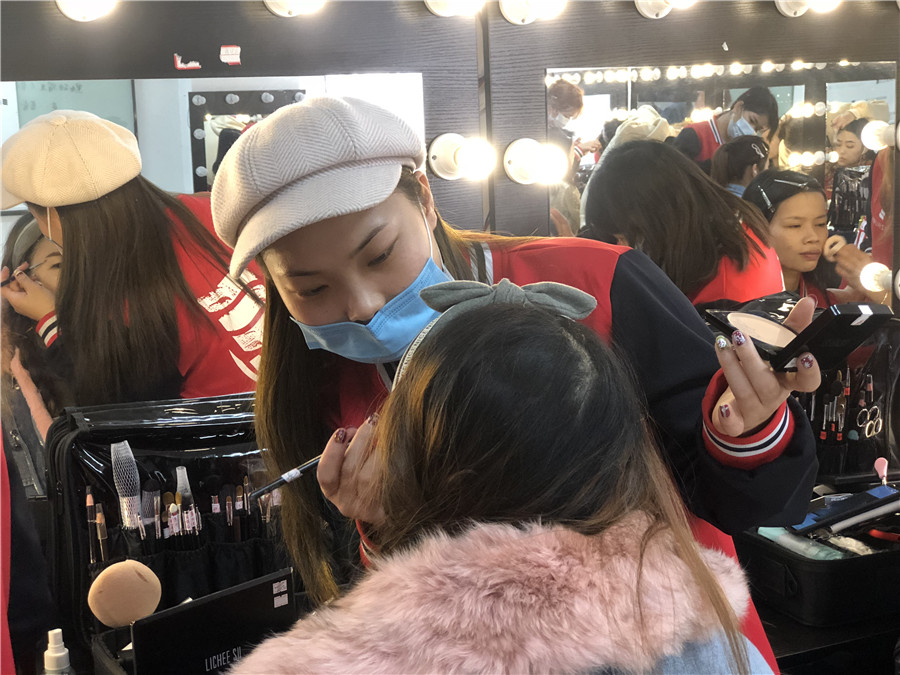 如何成為化妝師？南寧專業(yè)彩妝化妝學(xué)校告訴你