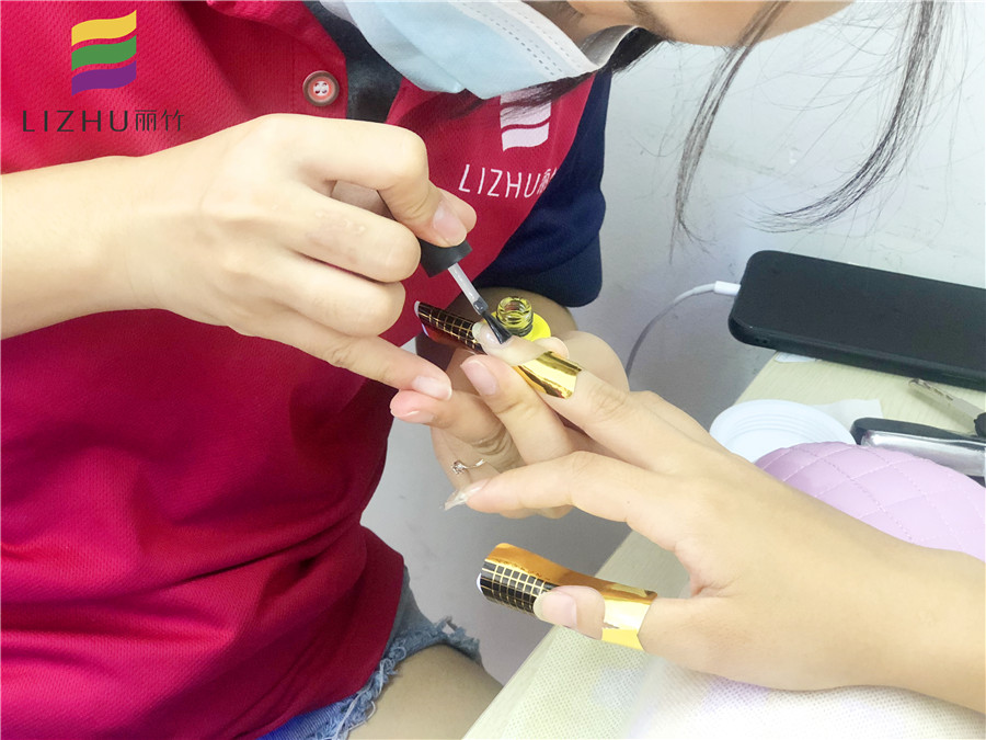 延長甲片和甲片的區(qū)別  廣西有實(shí)力的美甲培訓(xùn)知識(shí)分享