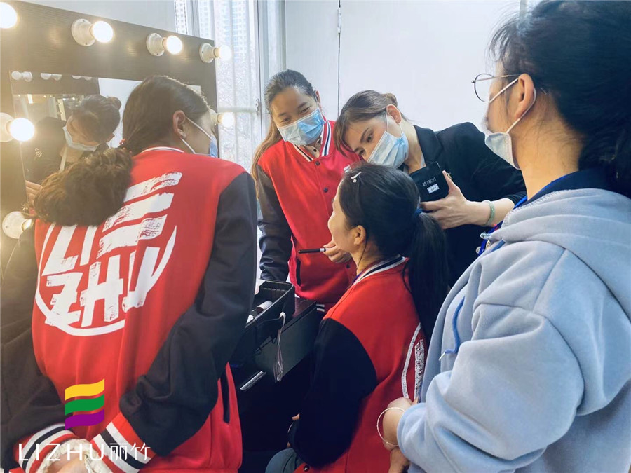 手把手教學(xué)，展現(xiàn)南寧化妝學(xué)校的魅力