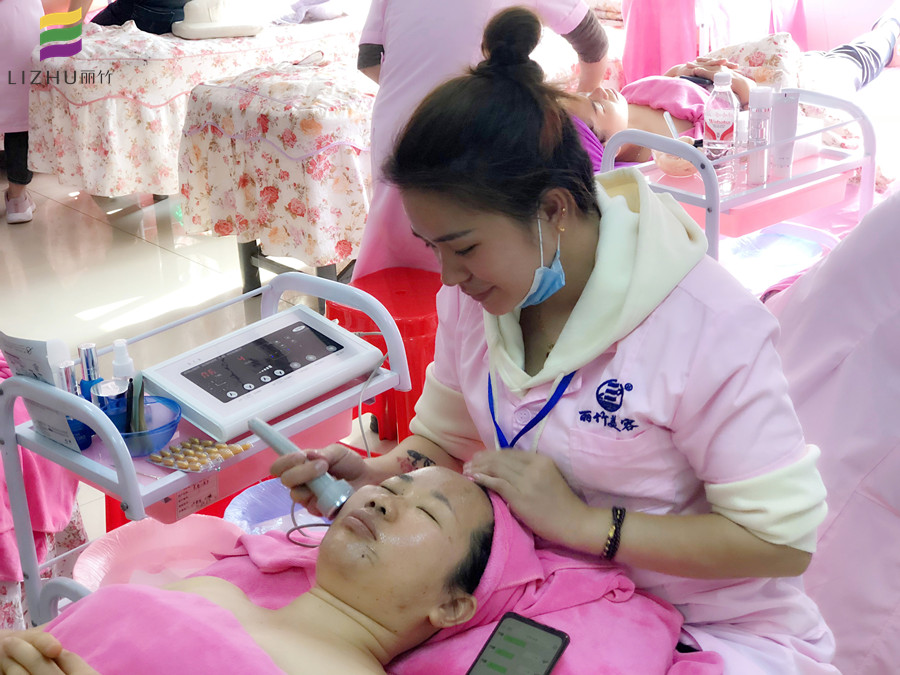 廣西美容學(xué)校課堂里的美容儀器使用培訓(xùn)