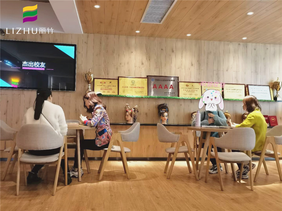  與其當(dāng)閑魚，不如學(xué)技能！南寧美容美發(fā)培訓(xùn)學(xué)校歡迎你