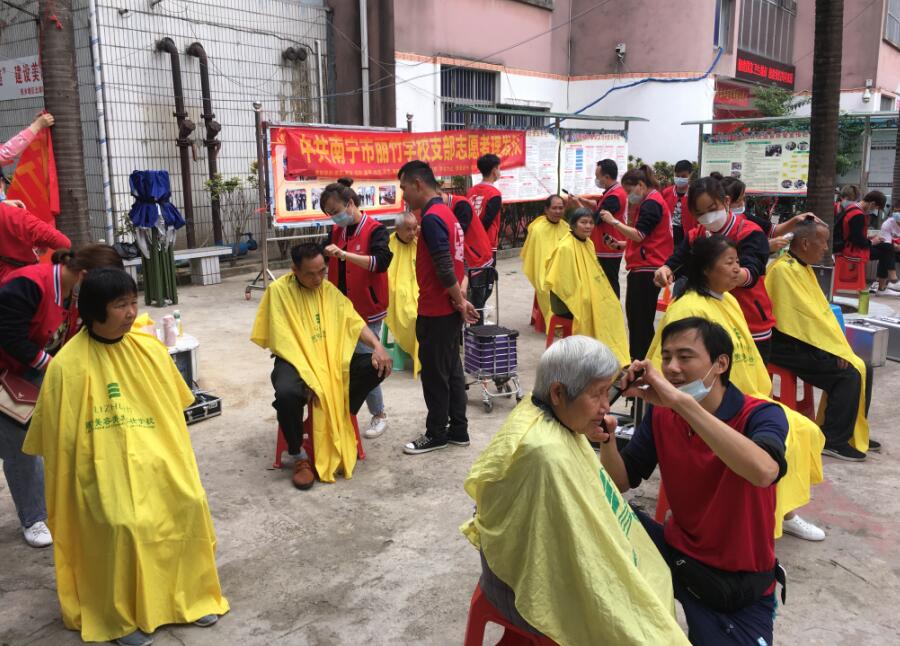“雷鋒義剪”入社區(qū)，方知南寧美發(fā)學(xué)校哪家好