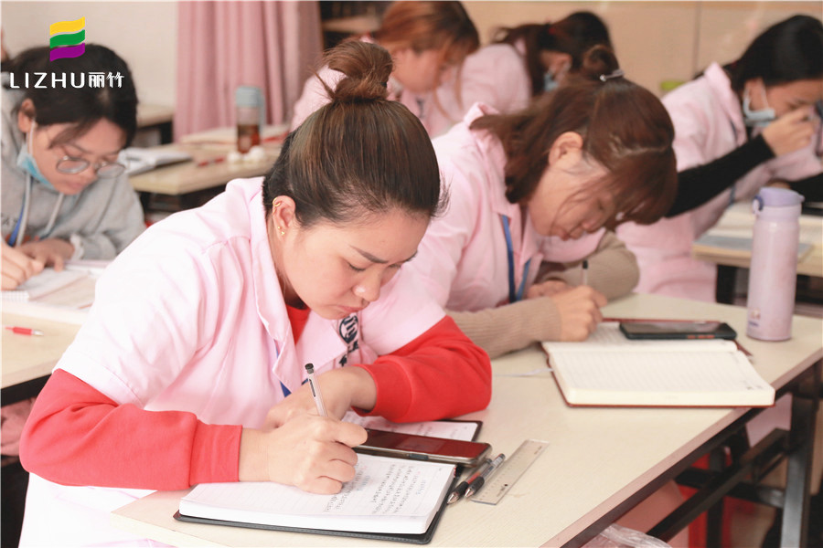 美容師學(xué)理論知識的重要性，讓南寧美容培訓(xùn)班告訴你