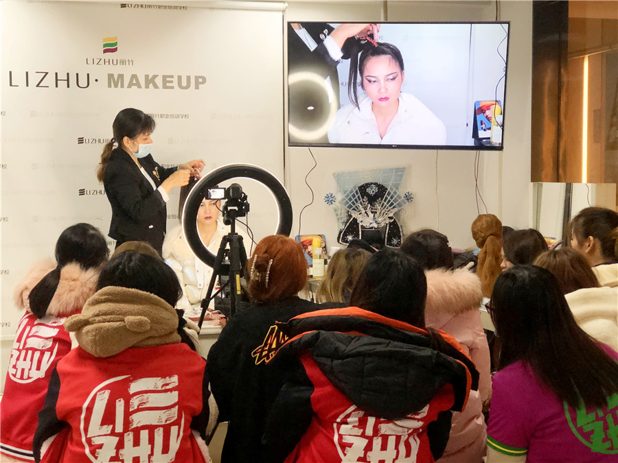 廣西技術(shù)強的化妝學(xué)校課堂彩妝作品欣賞