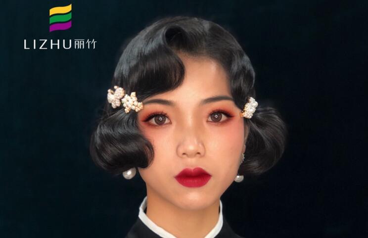 民國旗袍妝容，顯示南寧專業(yè)化妝學(xué)校實(shí)力