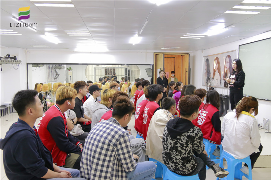 來廣西南寧美發(fā)學(xué)校學(xué)技能，就業(yè)有保障