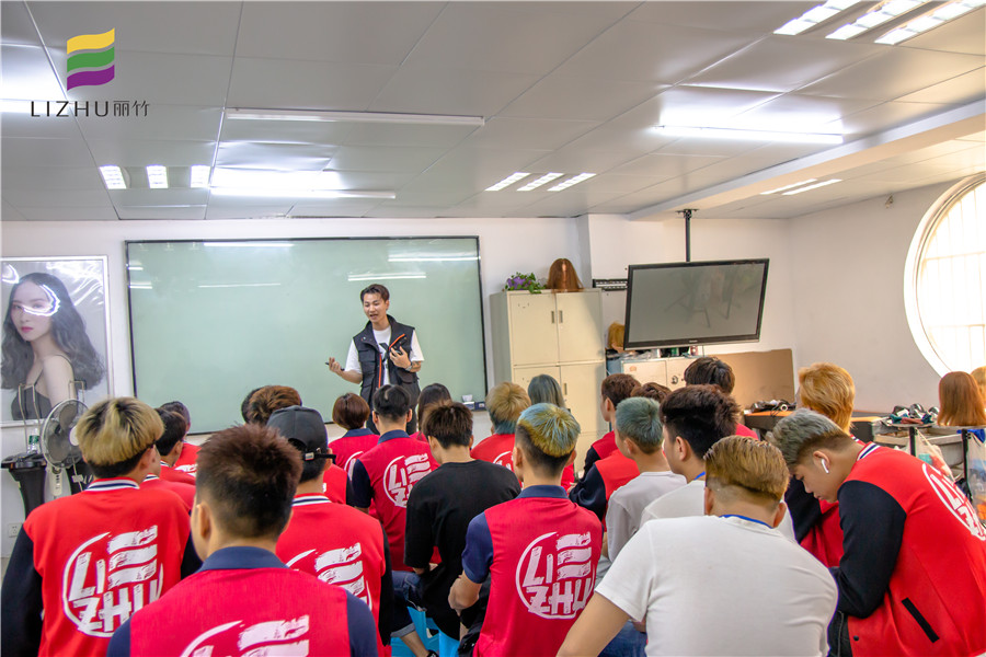 南寧學(xué)美發(fā)好就業(yè)嗎？來麗竹學(xué)?？纯淳椭懒?>
								
								<span id=