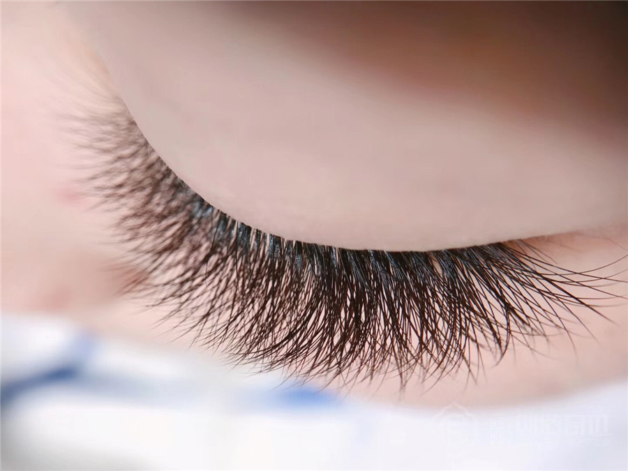 南寧美睫培訓(xùn)學(xué)校課程：怎么樣嫁接睫毛才濃密