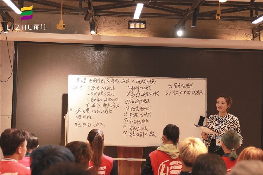 直擊美發(fā)課堂，感受廣西好的美發(fā)學(xué)校氛圍