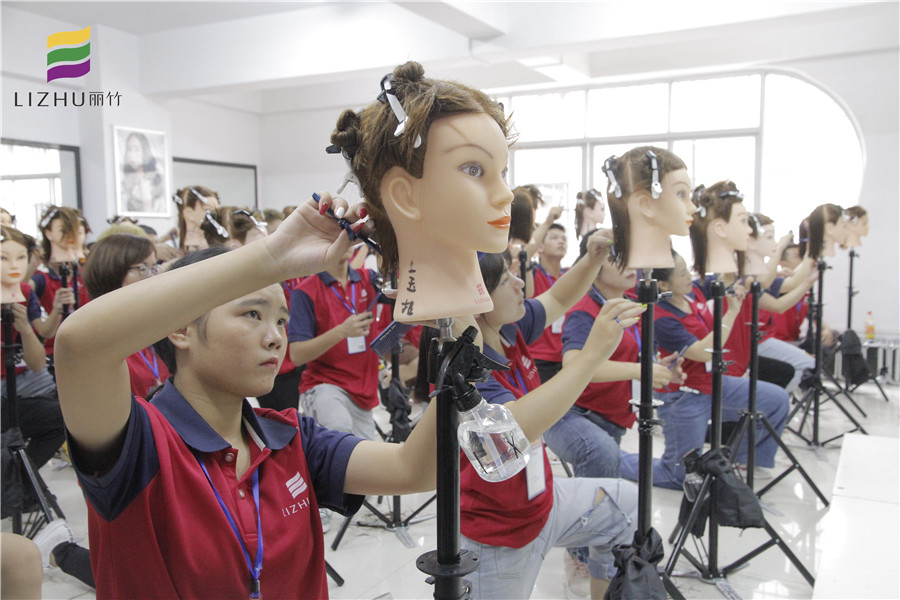 美發(fā)師必會(huì)剪發(fā)姿勢，南寧專業(yè)美發(fā)學(xué)校來教你