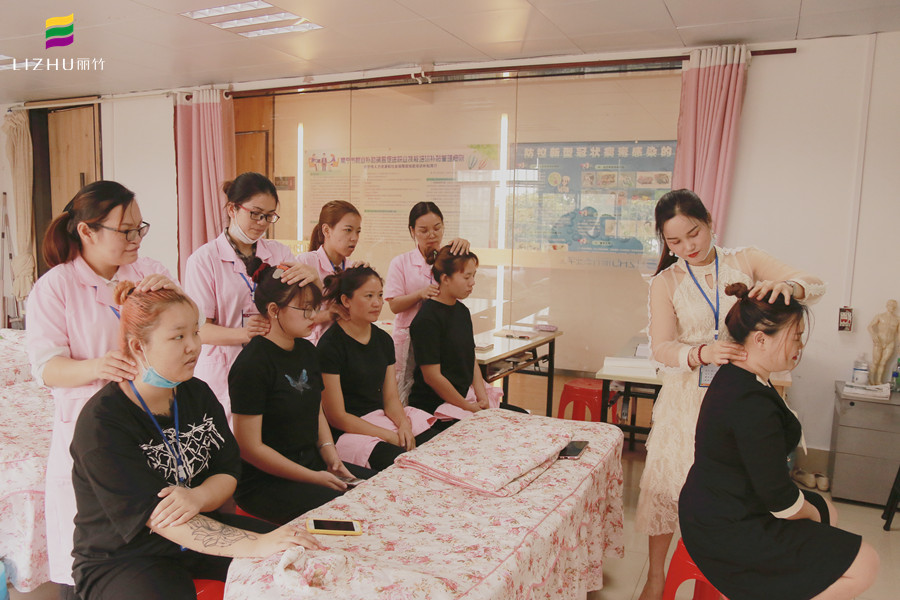 常見中醫(yī)推拿手法，廣西美容學(xué)校為你演示