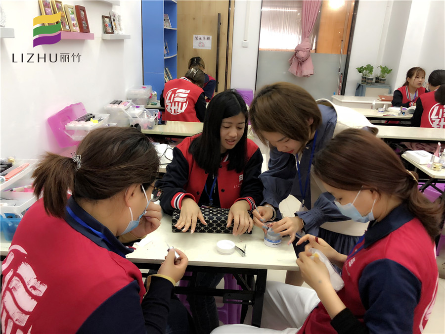 粘貼甲片，廣西美甲培訓(xùn)課程必學(xué)內(nèi)容