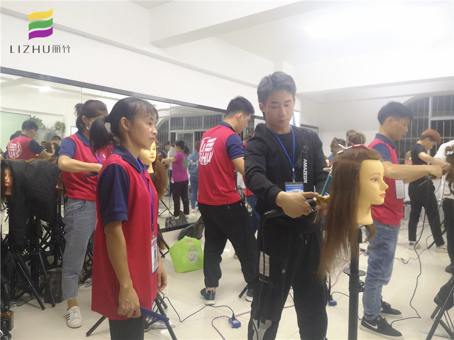 初學(xué)者電棒使用技巧，南寧美發(fā)學(xué)校老師手把手教你