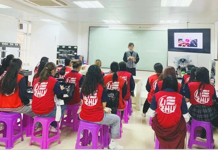 南寧彩妝學(xué)校哪家比較好？來(lái)看看我們的基礎(chǔ)課堂吧