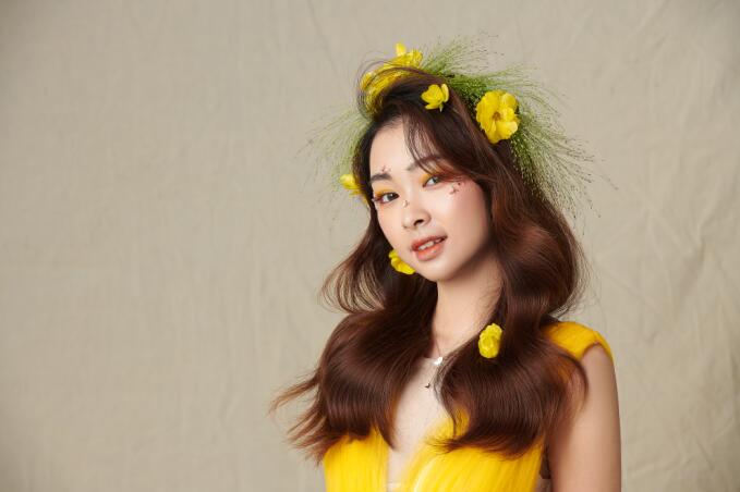 輕氧花漾披發(fā)造型，帶你去看南寧化妝學(xué)校哪家好