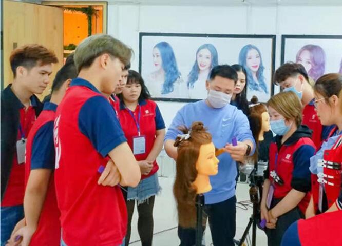 廣西美發(fā)學(xué)校時(shí)尚電棒造型班開(kāi)課，學(xué)員爆滿