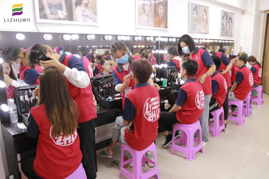 看看她們的課堂，感受廣西化妝培訓(xùn)哪家專(zhuān)業(yè)