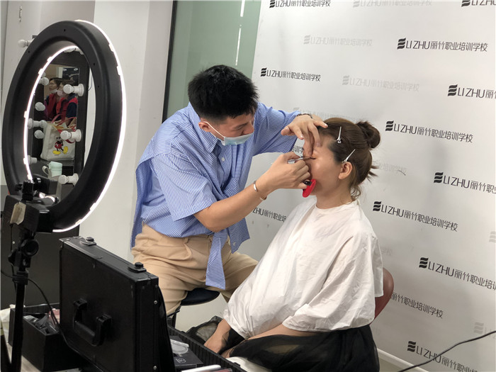 韓式名媛妝容怎么畫(huà)？南寧專(zhuān)業(yè)彩妝培訓(xùn)教你