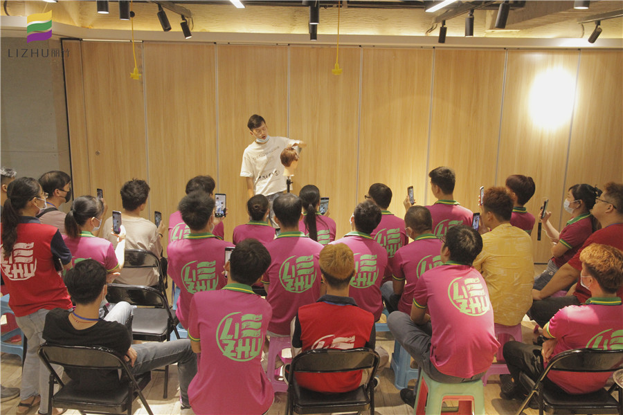 學(xué)“起發(fā)角”看廣西專(zhuān)業(yè)的美發(fā)培訓(xùn)是哪家