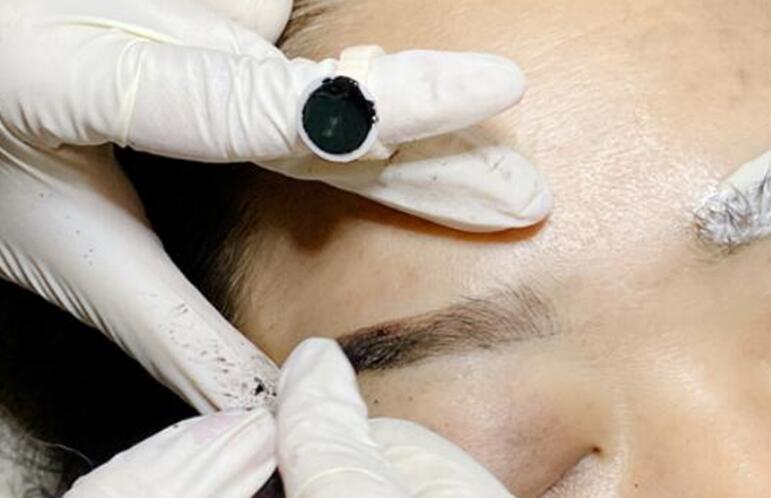 紋繡完成發(fā)現(xiàn)眉型細(xì)節(jié)不好怎么辦？廣西紋繡學(xué)校來幫你